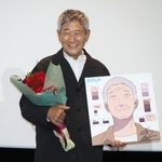 　サプライズで似顔絵をプレゼントされ、満面の笑みを浮かべる小林薫＝４日、東京都新宿区