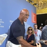 　記者会見後にファンと握手するドウェイン・ジョンソン＝イタリア・ベネチア（共同）