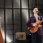 　東京・日比谷公園大音楽堂の舞台に立つハンバートハンバートの佐野遊穂（左）と佐藤良成（後藤渉氏撮影）