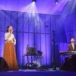 　東京・日比谷公園大音楽堂の舞台に立つハンバートハンバートの佐野遊穂（左）と佐藤良成（後藤渉氏撮影）