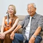 　「全曲カバーを達成した記録はなさそうだし、ギネス記録を取れるかも？」と語る松浦梨沙（左）と高嶋弘之＝東京都渋谷区