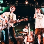 　演奏するホフディランの２人。後方はバックバンド「ＢＥＳＴ３」のメンバー（提供写真）