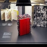 　巡回展「Ｄｅｔｏｕｒ」の展示風景。手前は、ノートにカラフルな装飾を施したパスカル・マルティーヌ・タヨウ「無数（の人々）」（２０１１年）＝東京・六本木（提供写真）