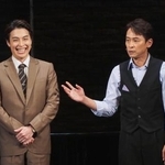 　坂本昌行（右）にせりふ覚えを褒められ、笑顔の海宝直人＝東京都多摩市