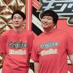 　昨年準優勝だった「ロングコートダディ」の堂前透（左）と兎＝東京都港区