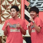 　不機嫌な表情を見せる「しずる」の池田一真（左）と笑顔の純＝東京都港区