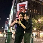 　札幌の街角で三浦文彰さん（右）と筆者。「人間的にも魅力にあふれていて、三浦さんは私にとって大切な親友です！」（筆者提供）