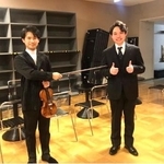 　三浦文彰さん（左）との初共演。「コロナ禍だったので、ソーシャルディスタンスを保って撮影」（筆者提供）