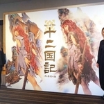 　新ビジュアルをお披露目した柚香光（右）と加藤梨里香＝東京都港区