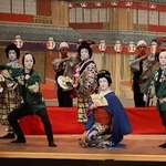 　「勢獅子」で芸者を演じる片岡市也（前列中央、国立劇場提供）