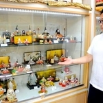 　「孔雀雛」などを展示するコーナーに立つ塚田真弘さん＝東京都墨田区