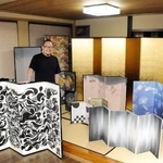 　現代アートとの「コラボレーション屏風」（左手前）などを紹介する片岡孝斗さん＝東京都墨田区