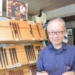 　八角削りの箸を手にする大黒屋の竹田勝彦さん＝東京都墨田区