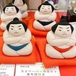 　塚田工房で制作販売する「力士ペーパーウエイト」＝東京都墨田区