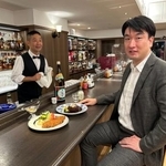 　京橋モルチェの定番メニューと共に、月桂冠の日本酒「上撰」を味わう大倉泰治副社長＝東京・京橋（提供写真）
