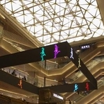 　ジュリアン・オピーさんの映像作品「Ｍａｒａｔｈｏｎ．Ｗｏｍｅｎ．」＝東京・銀座（提供写真）