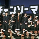 　「劇場版『チェンソーマン　レゼ篇』」のワールドプレミアで、観客らと撮影に応じる戸谷菊之介（右から２人目）ら声優陣＝東京都新宿区