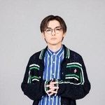 　薮宏太。稽古中の食事は「もっぱらサラダチキンと野菜ジュースです」と語る