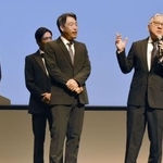 　第７８回カンヌ国際映画祭で、『遠い山なみの光』の公式上映を前にあいさつする（右から）カズオ・イシグロさんと石川慶監督＝５月、フランス・カンヌ（共同）