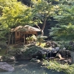 　六義園の滝見茶屋＝東京都文京区