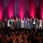 　最後にステージ上に並ぶ出演者ら＝東京都千代田区（太田好治氏撮影）