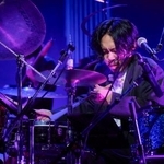 　ドラムをたたく石若駿＝東京都千代田区（太田好治氏撮影）