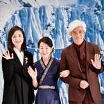 　映画「てっぺんの向こうにあなたがいる」の完成披露試写会で写真に納まる（左から）天海祐希、吉永小百合、佐藤浩市＝東京都千代田区