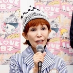 　愛川欽也さんへの思いを語るうつみ宮土理＝東京都目黒区