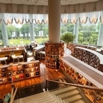 　本に囲まれてゆったり過ごせる「Ｔｈｅ　Ｌｉｂｒａｒｙ　Ｌｏｕｎｇｅ」＝東京都品川区