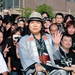 　集まったファンや市民と写真撮影する真矢（中央）＝神奈川県秦野市