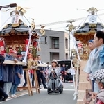 　祭りのみこしに囲まれる真矢＝神奈川県秦野市