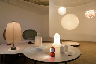 　「Ｔｓｕ-ｔｓｕ-ｍｕ展」の会場。個性的な照明の数々を展示した一角＝東京・銀座（提供写真）