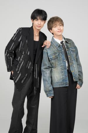 　仲良く体を寄せ合ってポーズをとる長野凌大（右）と藤林泰也