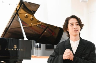 　インタビューに応じる角野隼斗