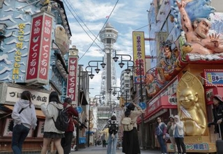 　大阪・新世界の通天閣（奥）＝２０２４年
