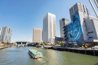 　運河と壁画「ＯＵＴ　ＯＦ　ＢＯＵＮＤＳ」（（Ｃ）Ｔｅｎｎｏｚ　Ａｒｔ　Ｆｅｓｔｉｖａｌ　２０１９　Ａｒｔ　Ｗｏｒｋ　ｂｙ　Ｍｅｇｕｒｕ　Ｙａｍａｇｕｃｈｉ　Ｐｈｏｔｏ　ｂｙ　Ｙｕｓｕｋｅ　Ｓｕｚｕｋｉ）