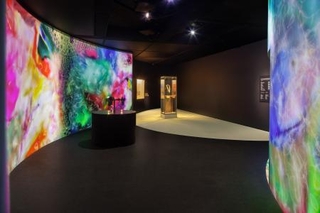 　ブルガリの代表作「コンバーチブル・ソートワール＝ブレスレット」（奥）を、中山晃子さんのインスタレーションと共に紹介＝東京・六本木（提供写真）