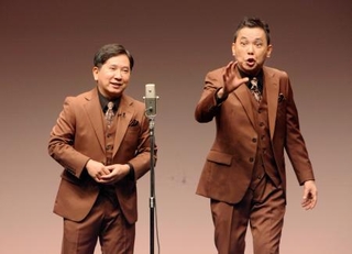 　漫才を披露する「爆笑問題」の田中裕二（左）と太田光＝東京都内