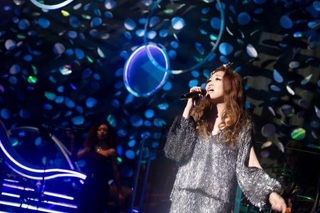 　ステージで熱唱するＪＵＪＵ＝東京都千代田区（撮影キセキミチコ・ＫＩＳＥＫＩ　ｉｎｃｋ）