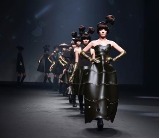 　東京都内で開かれた「きのコレファッションショー」＝１４日