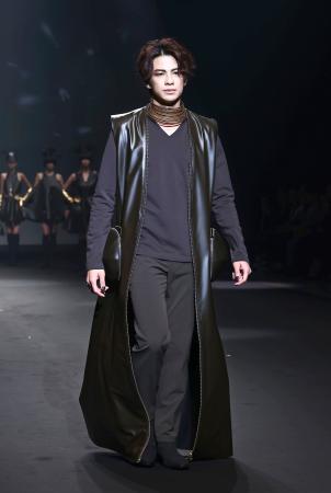 　ランウェーを歩く森崎ウィン＝１４日、東京都内