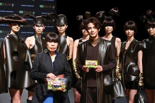 　「きのコレファッションショー」に登場したコシノジュンコ（手前左）と森崎ウィン（同右）＝１４日、東京都内