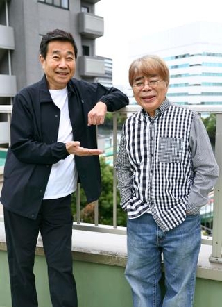 　三宅裕司（左）と小倉久寛＝東京都品川区