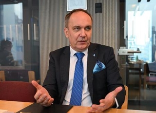 　インタビューに答える国立フレデリック・ショパン研究所のアルトゥル・シュクレネル所長＝ポーランド・ワルシャワ（共同）