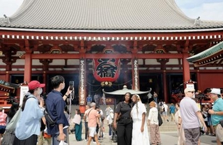　浅草寺の本堂前＝東京都台東区