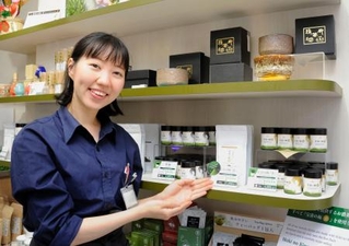 　「雷一茶　仲見世通り店」で売れ筋の高級抹茶を指す店員＝東京都台東区