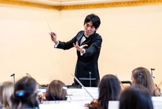 　コンクールで指揮する岡本陸（アンタル・ドラティ国際指揮者コンクール提供）