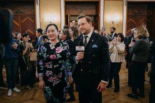 　地元メディアの取材を受ける桑原志織さん（（Ｃ）Ｋ．Ｓｚｌｅｚａｋ／ＮＩＦＣ）