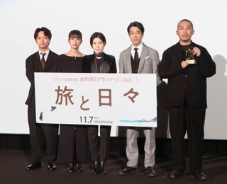 　舞台あいさつに登場した（左から）高田万作、河合優実、シム・ウンギョン、堤真一、三宅唱監督＝東京都港区