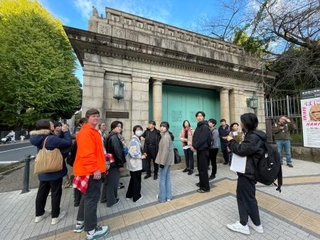 　フィールドワーク型ツアー「さんぽ大学」に吉見俊哉さんの案内で参加する人たち＝２０２４年１１月、東京・上野の博物館動物園駅跡（提供写真）